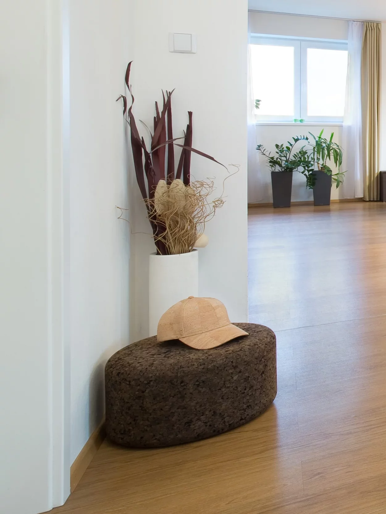 Designový korkový taburet vyšší